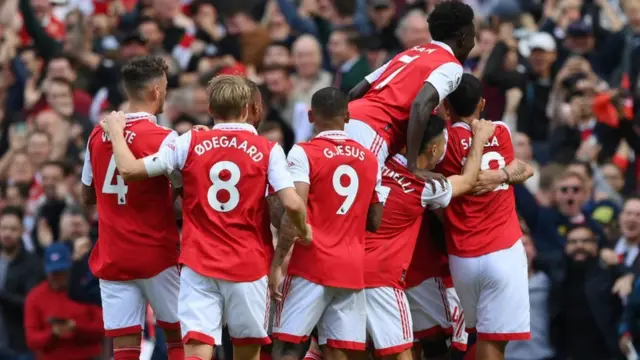 Arsenal players celebrat