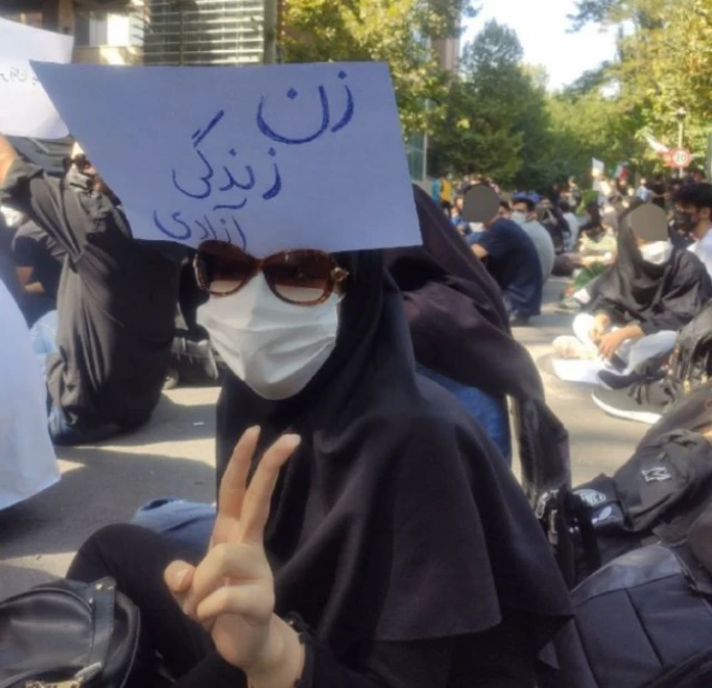 تجمع دانشجویان علم و صنعت با شعار زن زندگی آزادی