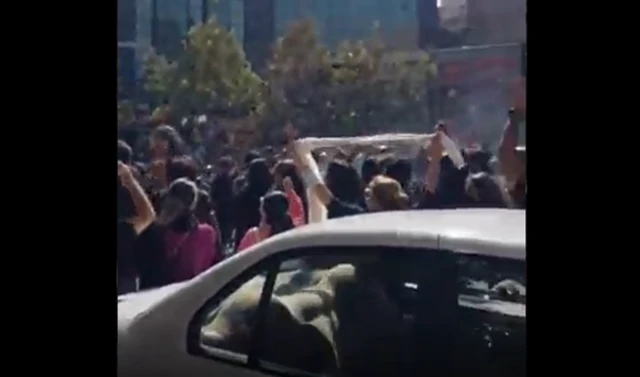 هر روز بر تعداد زنانی که روسریهایشان را به نشانه اعتراض از سر برمیدارند افزوده میشود