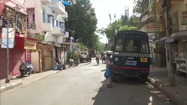 कोलकाता के मोमिनपुर इलाके में तनाव