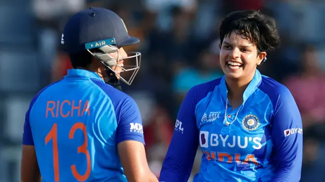 ऋचा घोष के साथ शेफाली वर्मा