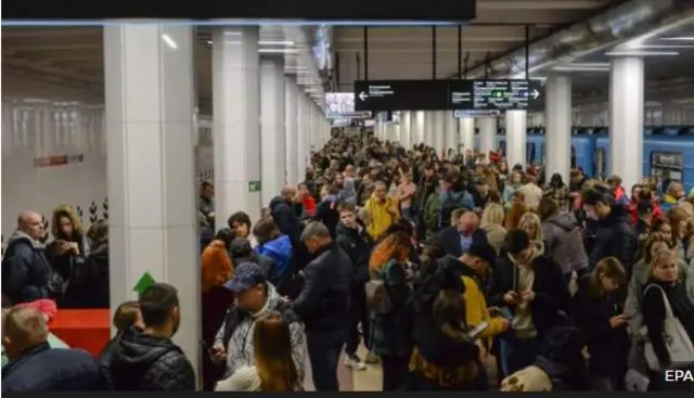 Ndị gbagara n'ọdọ ụgbọoloko na obodo Kyiv dịka ogbunigwe na-agba aghara aghara