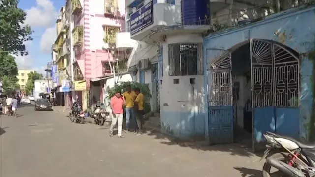 कोलकाता के मोमिनपुर इलाके में तनाव