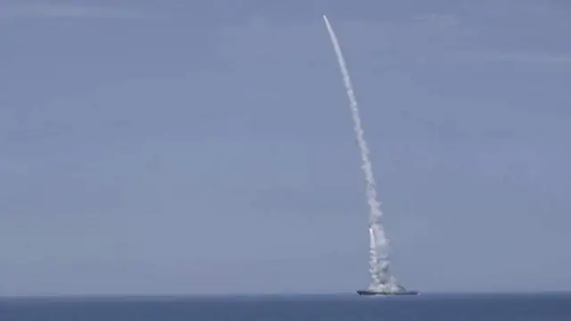 Wasaaradda gaashaandhigga Ruushka waxay baahisay sawirro muujinaya maraakiibta oo gantaallo ka ridaya badda Black Sea