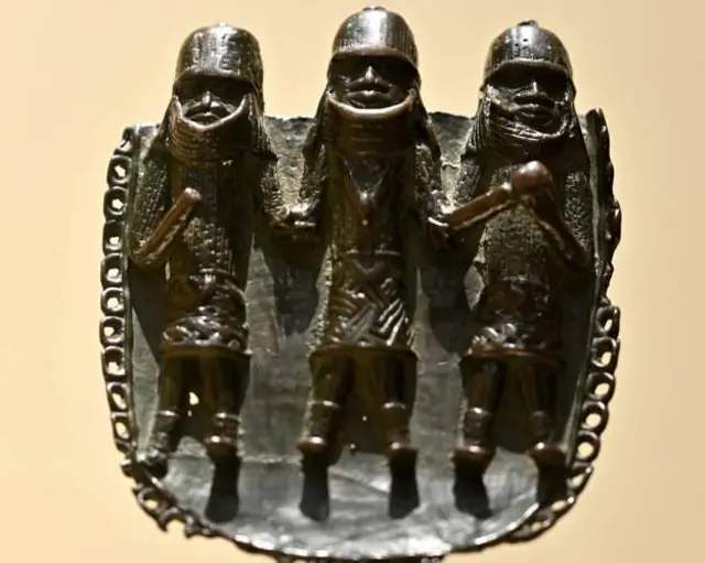 Bidhaa hizo ni sehemu ya maelfu ya kazi za sanaa zinazojulikana kama Bronze za Benin zilizoibwa kutoka kwa Ufalme wa Benin mnamo 1897.