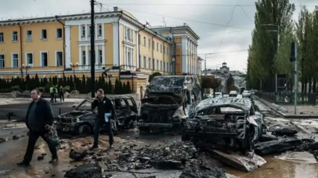 Разрушения в Киеве после ракетного обстрела
