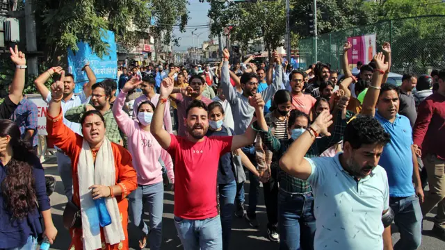 पूरन कृष्ण भट की हत्या के विरोध में सड़क पर उतरे कश्मीरी पंडित