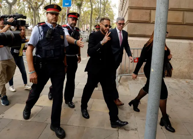 نيمار يصل أسبانيا ووالداه استعداداً لمحاكمتهم في قضية انضمامه سابقا لنادي برشلونة