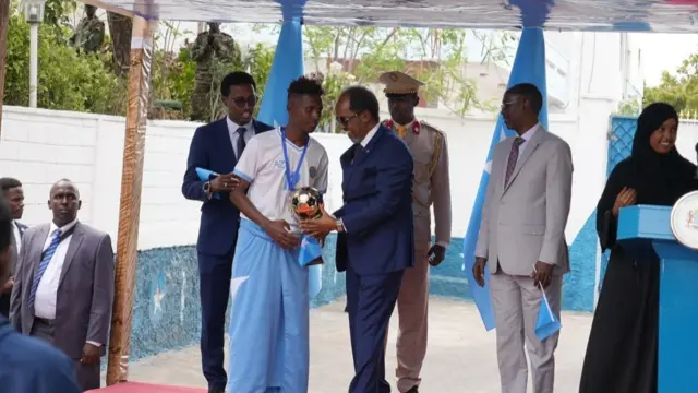Madaxweyne Xasan Sheekh Maxamuud ayaa soo dhaweeyay ciyaartoyda