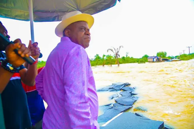 Douye dey inspect impact of Flooding