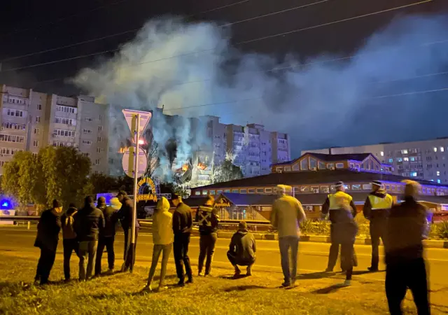 Жители Ейска наблюдают за пожаром
