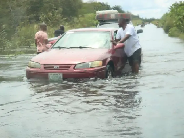 Pipo wey dey pack comot form dia house sake of di flood