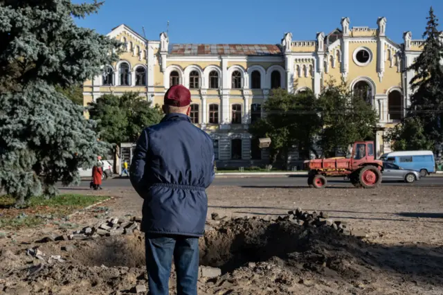 Воронка от взрыва российской ракеты С-300 у здания детской больницы в Харькове