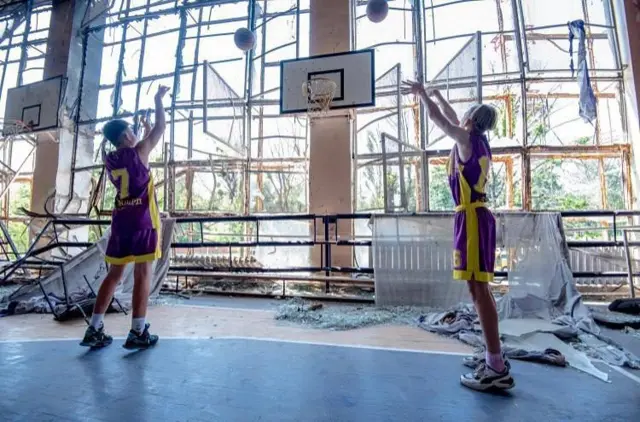 ученики в поврежденном спортзале