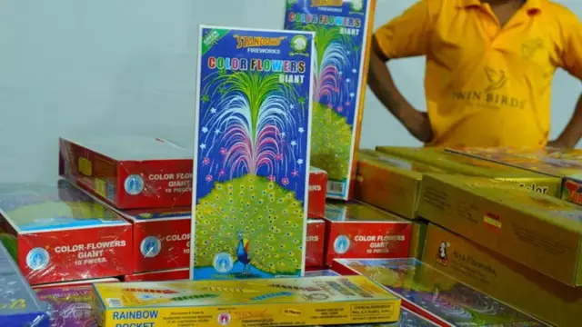 టపాసుల అమ్మకం