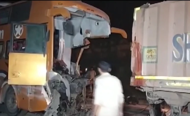 मध्य प्रदेश के रीवा में एक बस और ट्रक की टक्कर