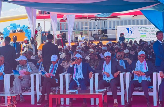 Mas'uuliyiin iyo dadweyne fara badan ayaa ka qeybgalay munaasabadda xariga looga jarayay dekedda