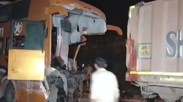 मध्य प्रदेश के रीवा में एक बस और ट्रक की टक्कर