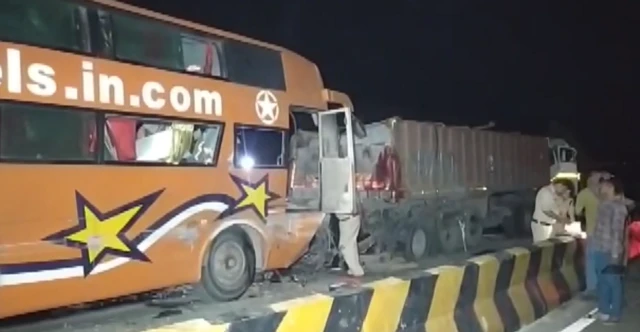 मध्य प्रदेश के रीवा में एक बस और ट्रक की टक्कर