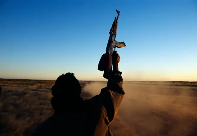 Wani mutum riƙe da bindiga