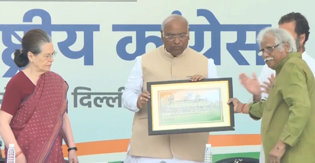 కాంగ్రెస్ అధ్యక్షునిగా బాధ్యతలు చేపట్టిన మల్లికార్జున ఖర్గే