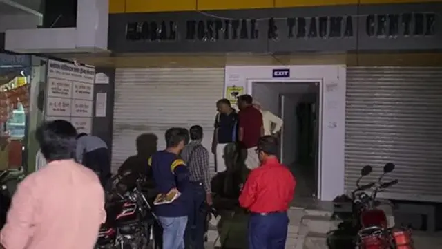 ఆసుపత్రి వద్ద అధికారులు