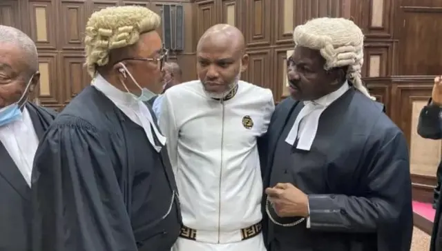 Nnamdi Kanu na ndị ọkaiwu ya.