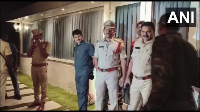 ఫాం హౌస్ వద్ద పోలీసులు