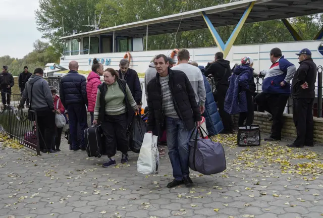 Жители Херсона прибывают в поселок Олешки на левом берегу Днепра