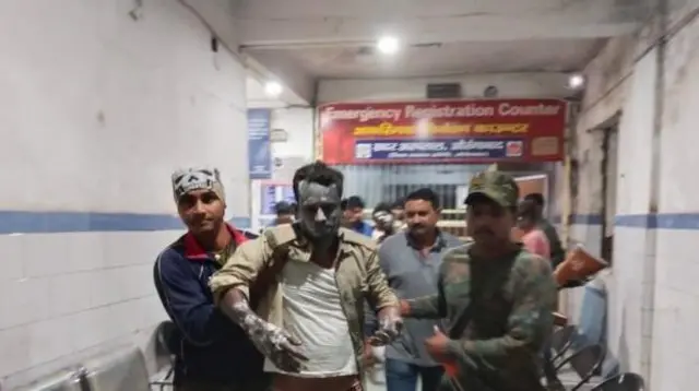 హాస్పిటల్‌లో క్షతగాత్రులు