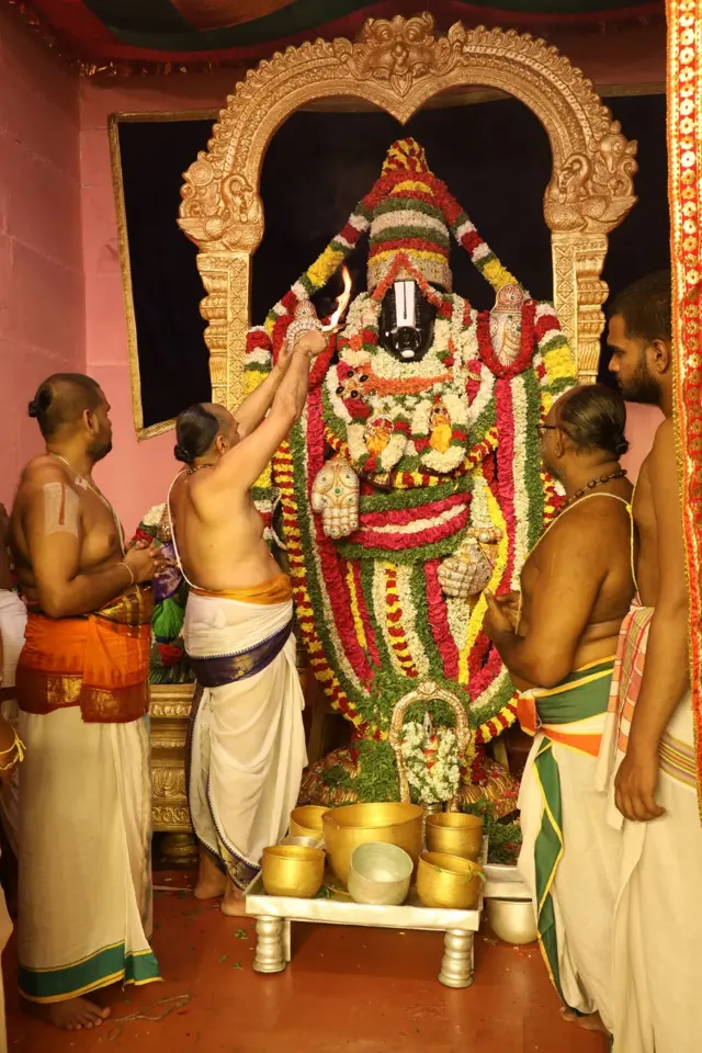 హైదరాబాద్ టీటీడీ ఆలయంలో వేంకటేశ్వర స్వామికి పూజలు చేస్తున్న అర్చకులు (పాత ఫొటో)