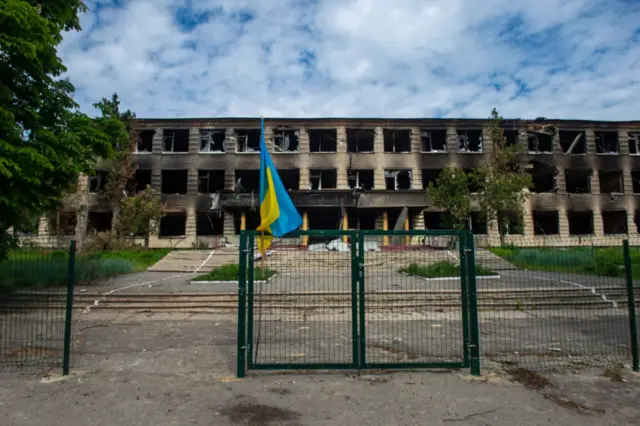 Разрушенная школа в Ольховке, май 2022 года
