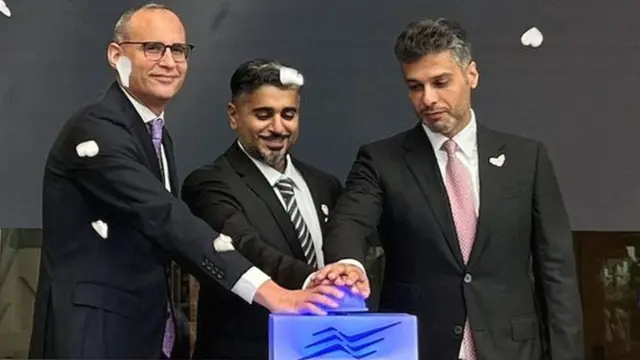इसराइल में यूएई के राजदूत मोहम्मद अल खाजा तेल अवीव स्टॉक एक्सचेंज की घंटी बजाते हुए