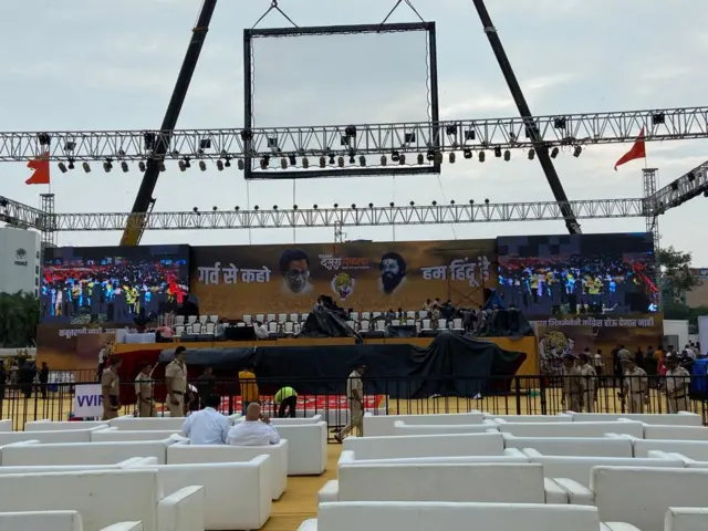 बीकेसी मैदान येथील व्यासपीठावरील एकनाथ शिंदे गटाचा जुना बॅनर