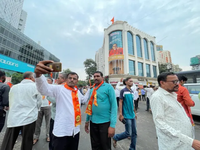 शिवसेना भवनाबाहेर सेल्फी काढण्याची संधी शिवसैनिकांनी सोडली नाही.