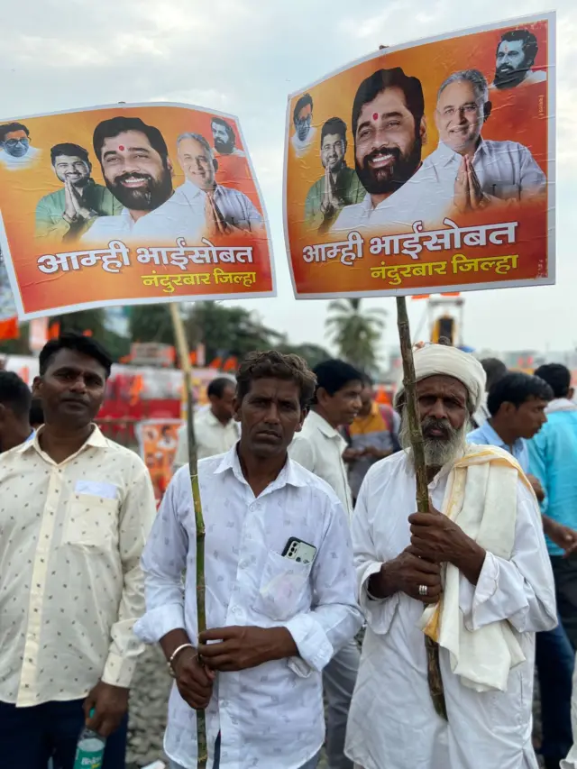 नंदूरबार येथून सभेसाठी दाखल झालेले शिवसैनिक