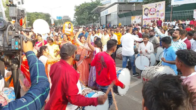 मैदानाबाहेरही शिवसैनिकांचा उत्साह