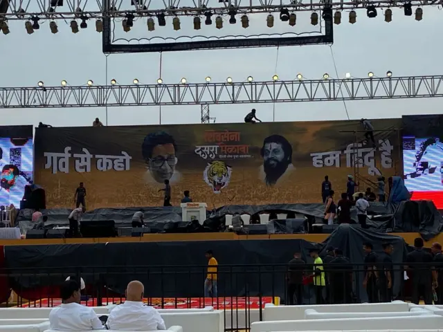 बीकेसी मैदान येथील व्यासपीठावरील एकनाथ शिंदे गटाचा नवा बॅनर