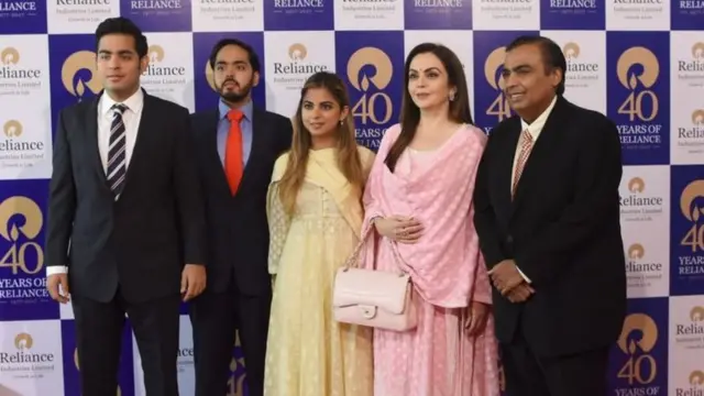 मुकेश अंबानी अपने परिवार के साथ