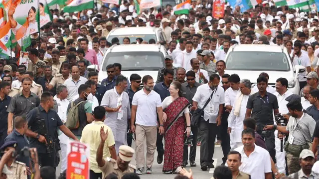 రాహుల్ గాంధీతో కలిసి నడుస్తున్న సోనియా గాంధీ