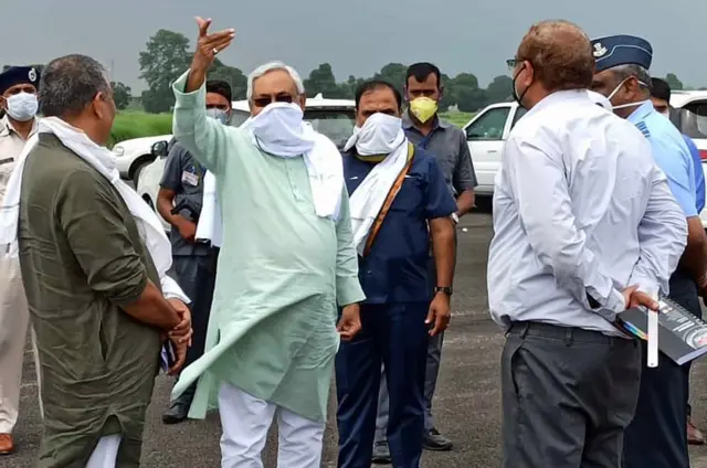 दरभंगा एयरपोर्ट का निरीक्षण करते हुए नीतीश कुमार