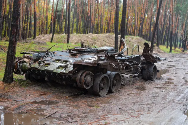 Разбитый российский танк под Изюмом в Харьковской области