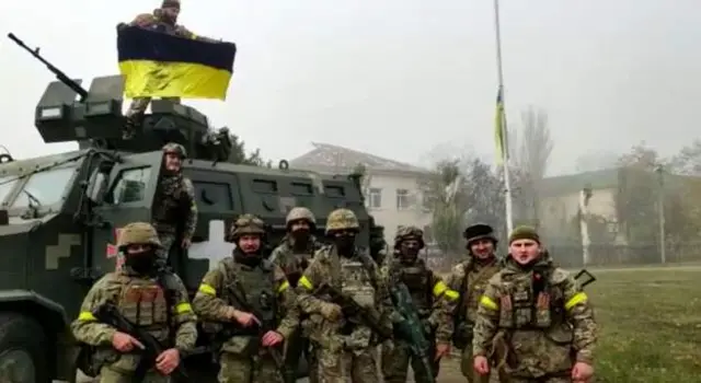 В поселке Снигиревка севернее Херсона украинские солдаты празднуют возвращение контроля над территорией