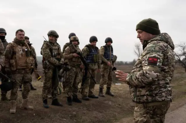 Командир общается со своим подразделением после имитации атаки на российские войска