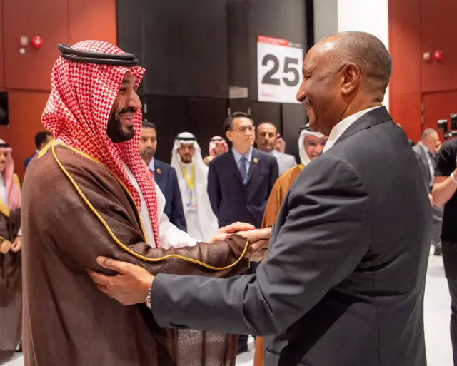 ولي العهد السعودي الأمير محمد بن سلمان مع القائد العسكري السوداني الفريق أول عبد الفتاح البرهان