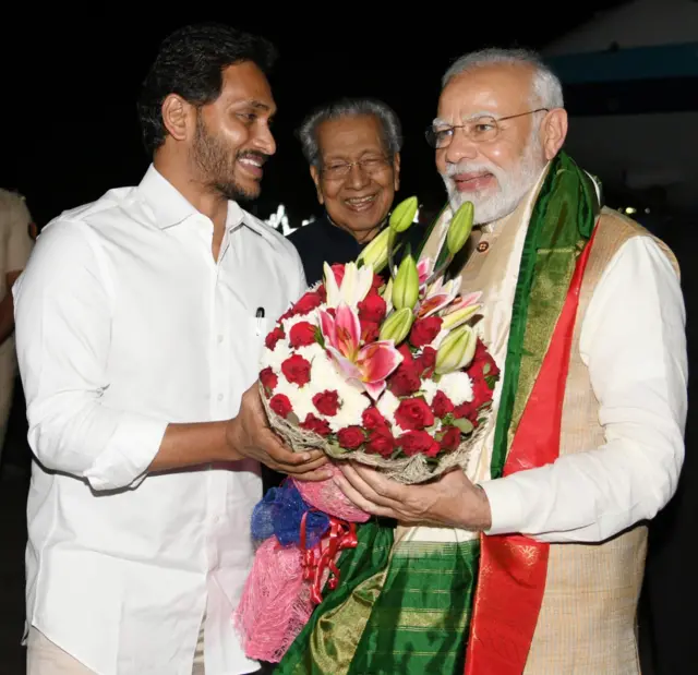 మోదీకి స్వాగతం పలికిన జగన్