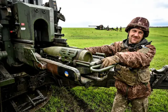 Украинский военный с немецкой 155-миллметровой гаубицей