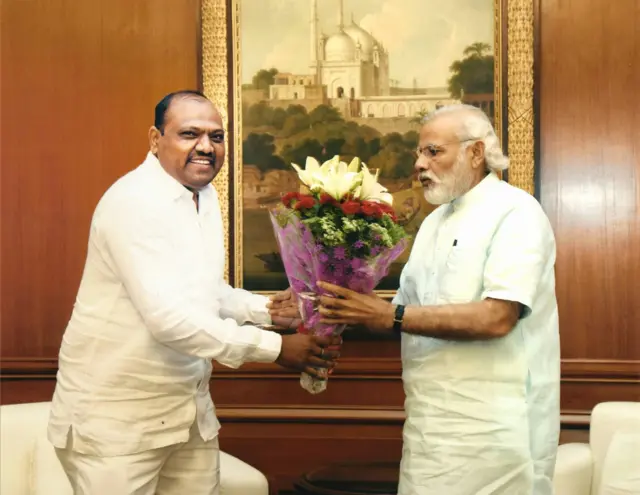 વડા પ્રધાન નરેન્દ્ર મોદી સાથે ભાજપના ભૂતપૂર્વ ધારાસભ્ય હર્ષદ વસાવાની ફાઇલ તસવીર