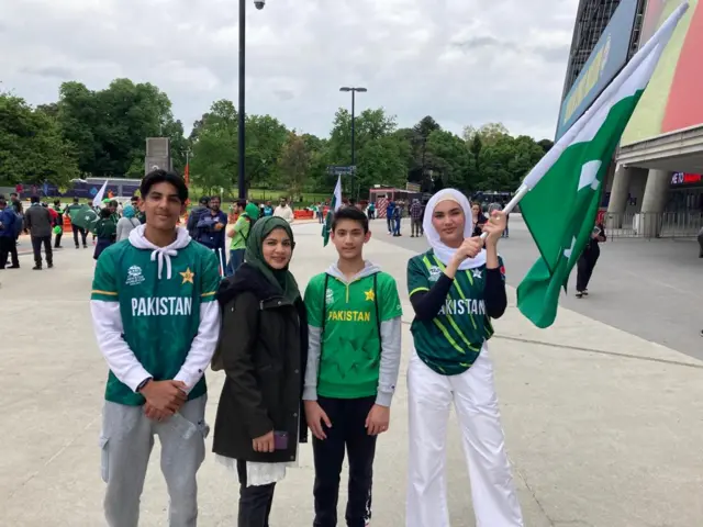 میلبرن سٹیڈیم کے باہر پاکستانی شائقین کا منفرد انداز