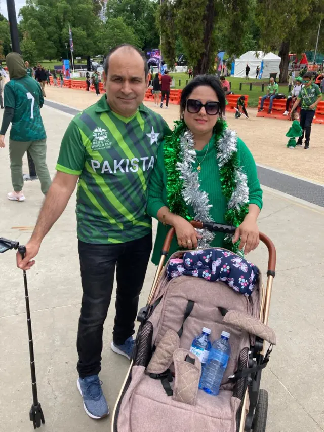 میلبرن سٹیڈیم کے باہر پاکستانی شائقین کا منفرد انداز